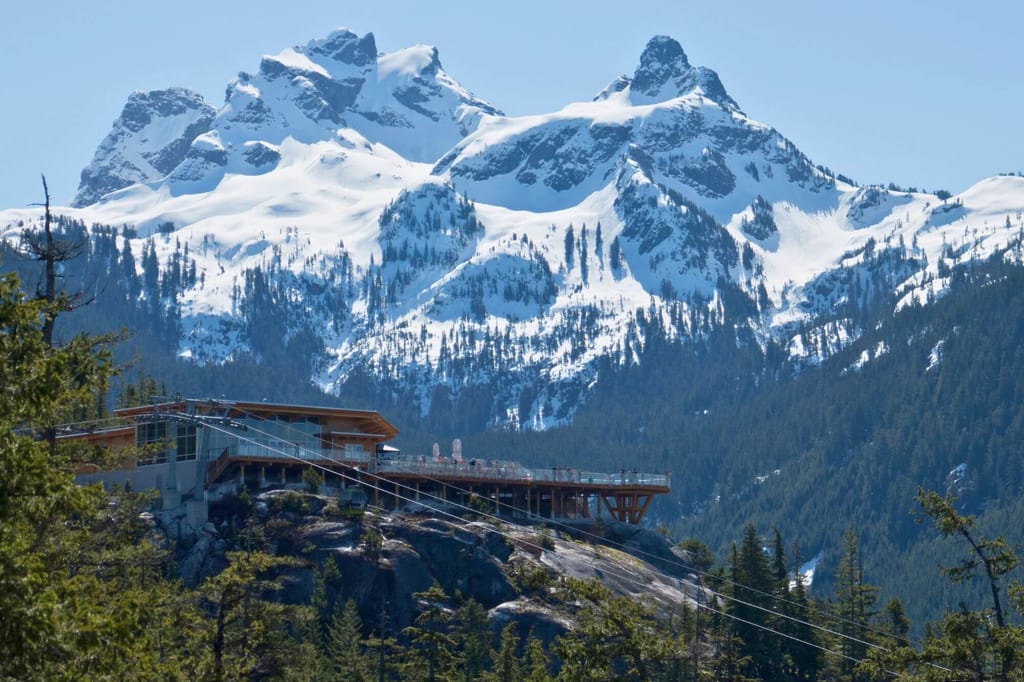 Die Summit Lodge der Sea to Sky Gondola - der perfekte Ort, um die Aussicht auf die schneebedeckten Berge zu genießen